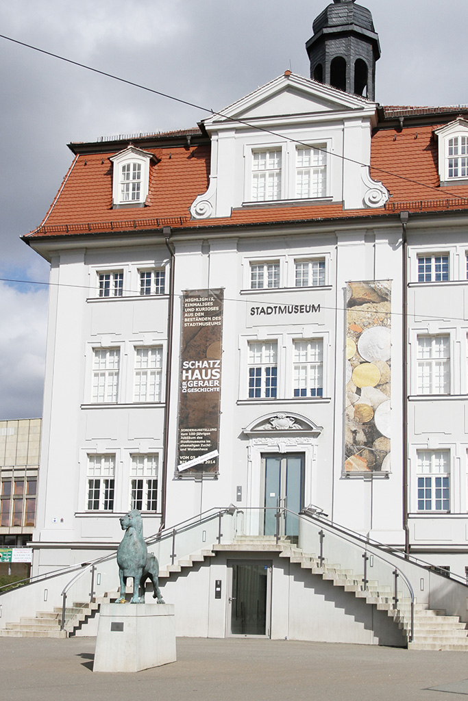 https://www.maler-frank.de/images/referenzen/Stadtmuseum Gera Anstrich der stark gegliederten Fensterflaechen mit einem ventilierenden System Bild 1.jpg